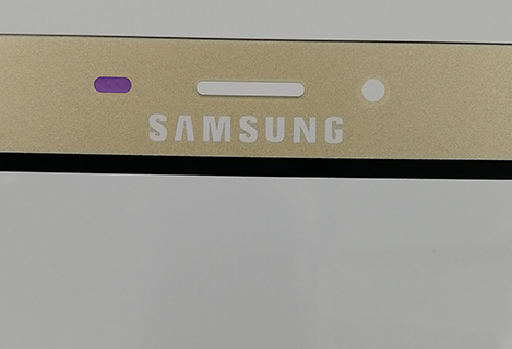 Твердотельный лазер с диодной накачкой отслаивает краску на защитном экране телефона