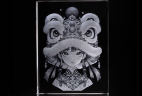 УФ-лазер RFH 355 - 5 Вт: Посмотрите, как танцует девушка в костюме льва, украшенном кристаллами.