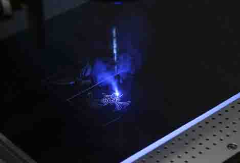 Стекло для гравировки ультрафиолетовым лазером мощностью 15 Вт с уменьшенным термическим повреждением