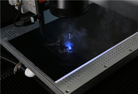 УФ-лазер также может создавать блестящие высококачественные метки на стекле.