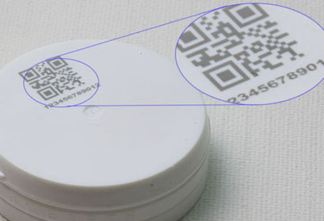 Сверхстабильная наносекундная лазерная маркировка QR-код на пластиковой крышке