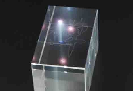 Мощный 355-нм ультрафиолетовый лазер для гравировки кристалла 3D слово