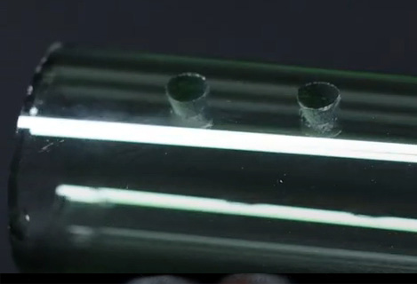 Лазерное сверление отверстия в стеклянной трубке с помощью УФ-лазера RFH 10 Вт dpss
